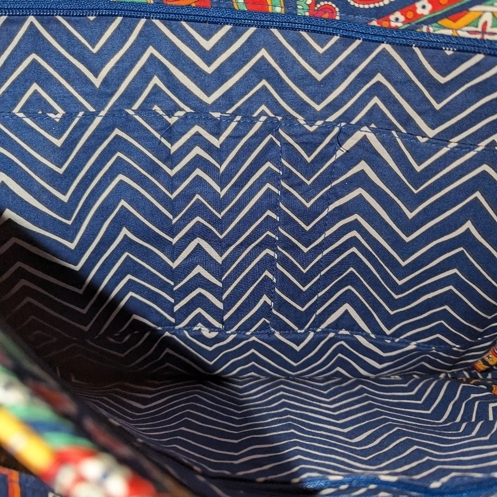 Vera Bradley Large  Venetian Paisley " Carry Me Away" bag. Retired. Like new - Picture 4 of 5